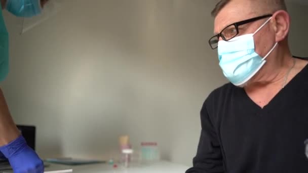 Yaşlı adam aşı yaptırıyor. Yaşlı bir hastaya grip, grip, zatürree ya da koronavirüs kovid 19 aşısı yapan bir tıp çalışanı. — Stok video