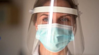Elinde şırıngayla bir hemşirenin portresi. Coronavirus covid-19 'a karşı aşı