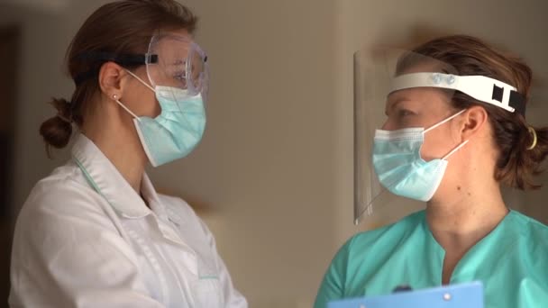 Nahaufnahme von Ärztinnen während einer Arbeitspause. Ärzte während der COVID-19-Coronavirus-Pandemie — Stockvideo