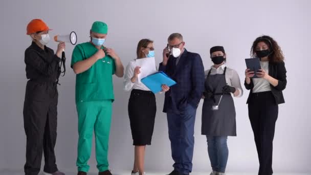 Groep mensen met verschillende beroepen die maskers dragen. Nieuwe regels. Moderne werknemers van verschillende beroepen, modellen zoals bouwer, arts, secretaresse, zakenman, kok, call center operator — Stockvideo