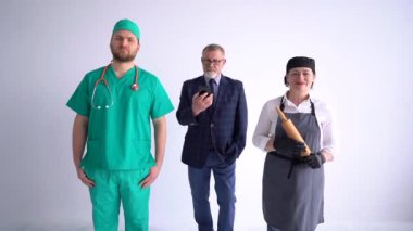 Beyaz arka planda yan yana duran üç farklı meslekten ve meslekten kişinin portresi. İş adamı, doktor ve üniformalı aşçı.