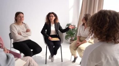 Kadın çemberi. Farklı yaşlardaki kadınların psikolojik buluşması. Psikoloji ve psikoterapi konulu konferans veya seminer