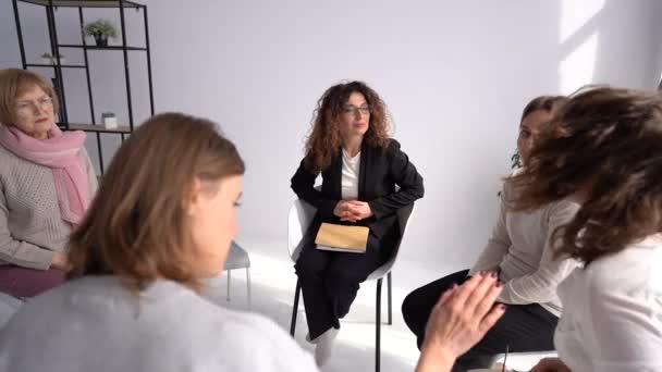 Psycholoog maakt aantekeningen terwijl vrouw huilt bij groepstherapie. Vrouwencirkel, groepsgeduld, psychotherapie concept — Stockvideo