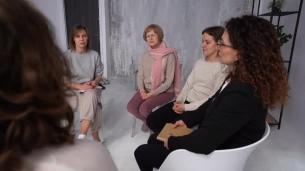 Poder feminino. Reunião das mulheres, conferência ou oficina, apoio psicoterapêutico e grupo de confiança — Vídeo de Stock