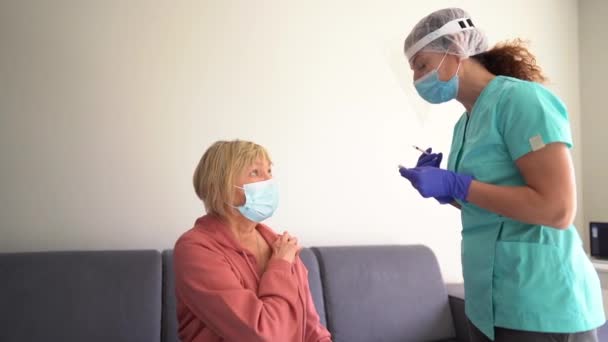 Trabajador médico vacunando a un paciente anciano contra la gripe, influenza, neumonía o coronavirus covid-19. Mujer mayor recibiendo la vacuna. Inmunización segura para ancianos concepto — Vídeos de Stock