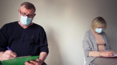Halkın covid-19 koronavirüse karşı bağışıklığı. Hemşire, emeklilerin aşı öncesi kontrol listelerini bir hastanede ya da bakımevinde tamamlamalarına yardımcı olur. Risk grupları, aşılamanın ilk aşaması