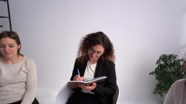 Kadınlar çemberi psikolojik seansı. Yedi kadın ofiste toplandı, terapi grubu.