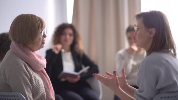 Retrato de uma mulher emotiva a chorar a contar a sua história num grupo de psicoterapia. Reunião psicológica, terapia de grupo — Vídeo de Stock