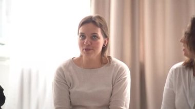 Kız terapi grup toplantısında kendi sorunundan bahsediyor. Grup psikoterapi kavramı