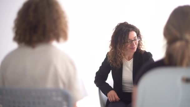 Las mujeres se toman las manos durante la terapia de grupo con un psicólogo. Concepto de círculo femenino. Las niñas poder — Vídeos de Stock