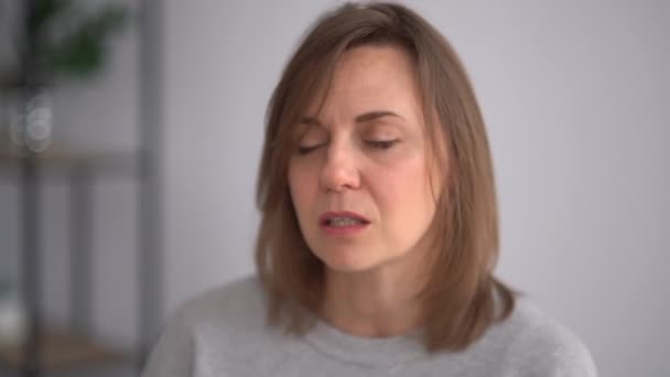 Close portrait of a woman in a group psychotherapy session. A girl gesturing talks about a traumatic experience from the past, despair and pain emotions — Stock Video