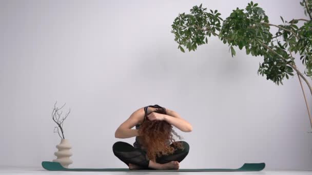 Mulher em uma pose de ioga tradicional