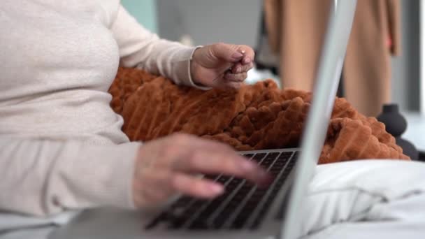 Online bill payment. Close-up of unrecognizable womans hand typing on laptop keyboard and holding bank card — Video