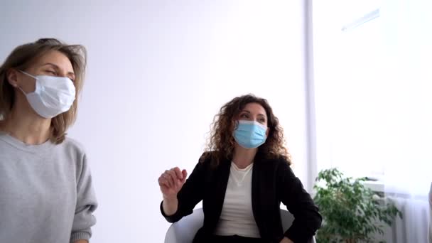 Психологическая помощь и умственное исцеление во время и после блокировки коронавируса ковид-19. женщина-психолог в маске проводит встречу психологической терапии во время пандемии — стоковое видео