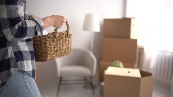 Portret van een gelukkig meisje in haar nieuwe appartement tussen de kartonnen dozen. Verhuizing en nieuw appartementenconcept — Stockvideo