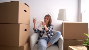 Kız kağıtları kusuyor. Olgun, bekar bir kadın yeni evinde karton kutuların arasında oturuyor ve faturaları sayıyor. Gayrimenkul fiyatları ve taşınma kavramı