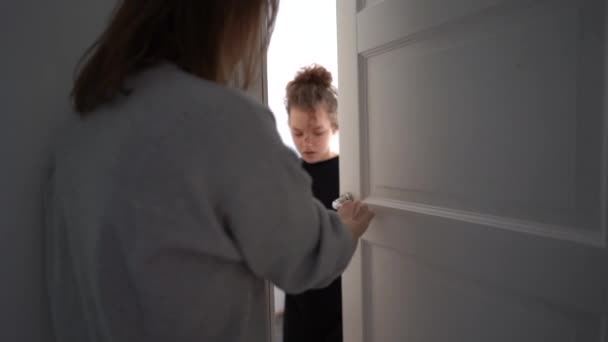 Conflicto entre madre e hija adolescente. Adolescente en su habitación. La madre trata de tomar el gadget niñas. La chica cerró la puerta — Vídeo de stock