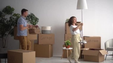 Karı koca karton kutulara bir şeyler koyuyorlar. Üzerinde yazılar var. Oturma odası, banyo, mutfak. Mutlu evli çift yeni evlerine taşınırken eğlenip dans ediyor.