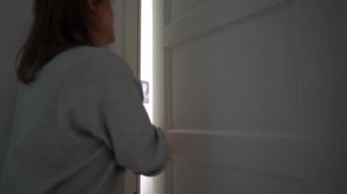 Anne, ergenlerin odalarını tıklatıyor. Kız çok kızgın ve annesiyle konuşmak istemiyor. - Ne? İnternet bağımlılığı ergenliği