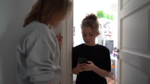 En arg tonårstjej vägrar prata med sin mamma och stänger dörren till sitt rum. Relationsproblem med tonåringar, mor och dotter — Stockvideo