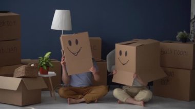 Mutlu bir aile yeni evine taşınıyor. Karı koca birlikte eğleniyorlar. Ev taşıma günü ve kutu konseptinin dışında düşün.