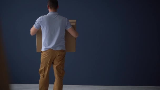 Timelapse vriendelijke familie, man en vrouw en volwassen tienerdochter dragen dozen naar hun nieuwe huis. Snelle weergave — Stockvideo