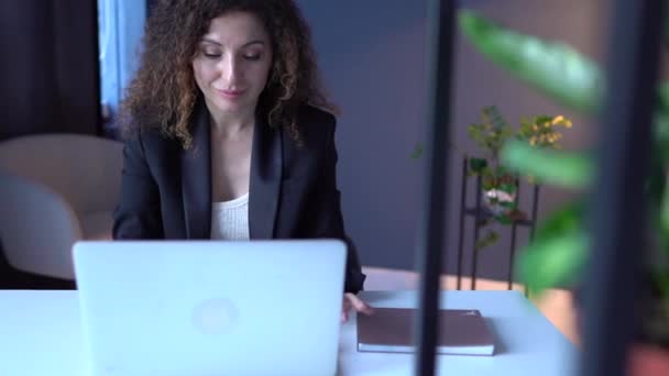 Attraktive erwachsene Frau, die mit Laptop in einem gemütlichen Coworking-Arbeitsplatz arbeitet. Fernbeschäftigung und freiberufliches Konzept — Stockvideo