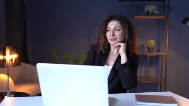 Fokuserad trendig affärskvinna i kostym arbetar på laptop på mysiga kontor. Självsäker framgångsrik kvinnlig chef entreprenör chatta surfa internet på dator dator dator på arbetsplatsen. 4K — Stockvideo