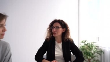 Kadın çemberi. Farklı yaşlardaki kadınların psikolojik buluşması. Psikoloji ve psikoterapi konulu konferans veya seminer