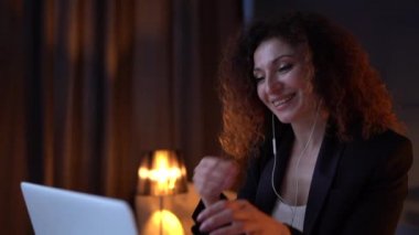 İş elbisesi giymiş bir kadını görüntülü telefonla iş arkadaşlarıyla konuşurken görüntülü konuşma. İş kadını kendi bürosundan pazarlık yapıyor. Aşırı çalışma kavramı