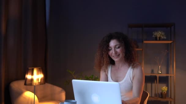 아름다운 성인 여성 이 늦은 시간에 자신의 집 사무실에서 일합니다. 공짜 일정, 원격 취업 개념 — 비디오