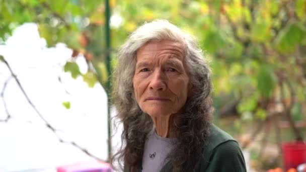 Siwe włosy wiejska kobieta, bliski letni portret w ogrodzie, starsza pani. Rolnictwo, życie na wsi — Wideo stockowe