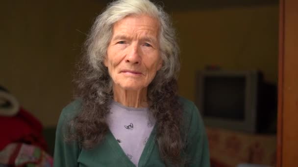Portrait Dramatique Une Très Vieille Paysanne Aux Cheveux Gris Arrière — Video