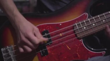 Elektro gitar solosu çalan tanınmayan bir adamın elinin yakın çekimi. Hobi ve müzik konsepti