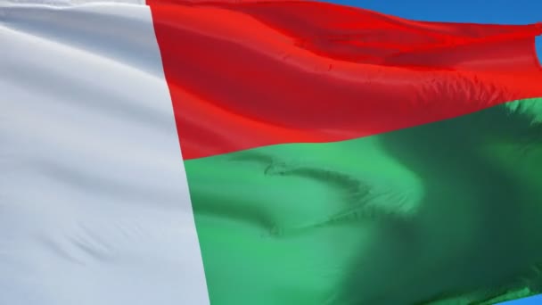 Флаг Мадагаскара в замедленной съемке зациклен на альфе — стоковое видео