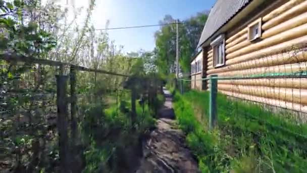 Гладкая устойчивая камера снимает слайды вдоль грунтовой проселочной дороги — стоковое видео