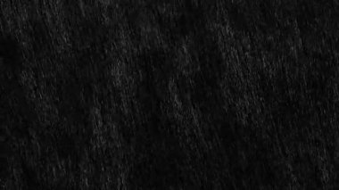 Yavaş başlangıç ve bitiş ile siyah arka plan üzerine düşen yağmur damlaları