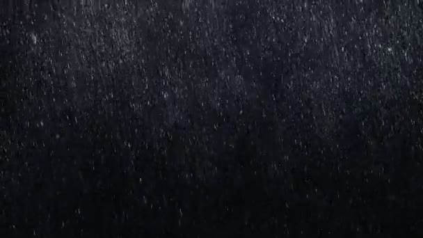 Animación de gotas de lluvia en cámara lenta sobre fondo oscuro con niebla — Vídeo de stock