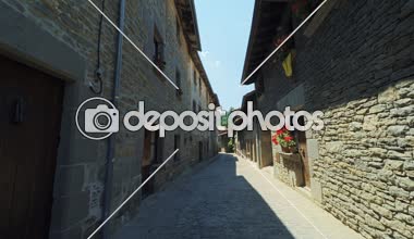 Eski Avrupa'nın dar cadde boyunca pürüzsüz kamera sabit geniş agle vurdu