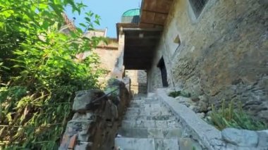 Eski Avrupa'nın dar cadde boyunca pürüzsüz kamera sabit geniş agle vurdu