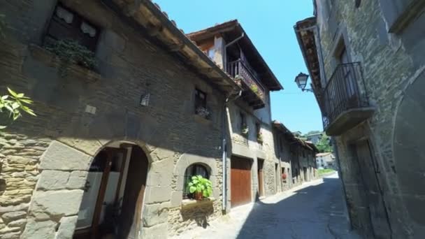 Vlotte camera gestage breed bouhali schot langs een smal straatje in het oude Europa — Stockvideo