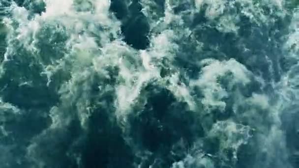 Enormi onde di acqua blu profondo con schiuma in aumento — Video Stock