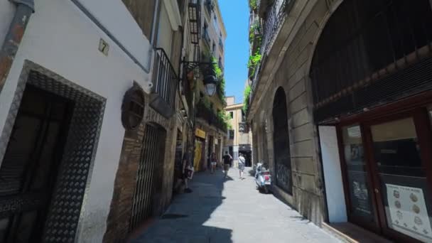 BARCELONA CATALONIA ESPAÑA Cámara lisa grabada a lo largo de calle estrecha — Vídeos de Stock