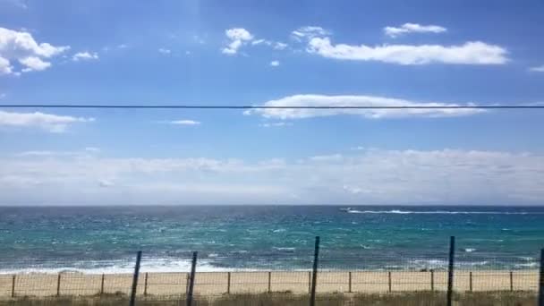 Een uitzicht vanaf de trein op de kust van de Costa Brava Spanje Catalonya — Stockvideo