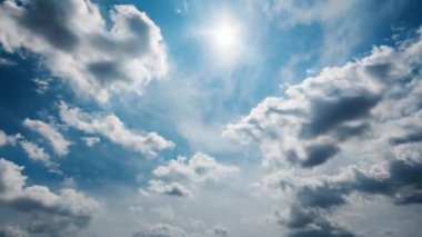 Parlak mavi gökyüzünde usulca hareket eden tüylü bulutların ilahi güzellikte zamanlaması ve güneş parıldıyor ve huzurlu ve rüya gibi bir atmosfer yaratıyor..