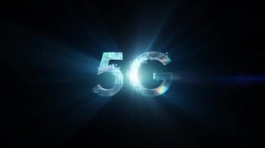 5G teknoloji metin animasyonu. Tarz sahibi gümüş harfler siyah arkaplanda parıldıyor ve parıldıyor. Güzel tipografi tekno tasarımı..