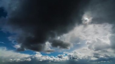 Açık mavi gökyüzünden parlak güneş ışığına ve birkaç beyaz buluttan karanlık fırtınalı bulutlara güneş bulutlarının kalınlığını aşmaya çalışırken değişen havanın resimli zaman çizelgesi.