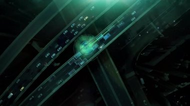 Büyük şehrin çok katlı otoyolunda otonom arabaların dijital hava sunumu. Yoğun trafiği gösteren ve yukarıdan vurgulanan arabaları gösteren bir kamera..