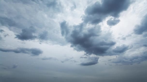 Prachtige Tijdapsis Van Grijze Pluizige Wolken Verzamelen Bewegen Dichte Bewolkte — Stockvideo