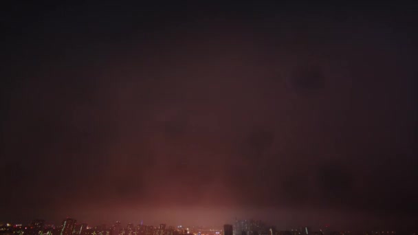 Increíble Lapso Tiempo Tormenta Nocturna Sobre Gran Ciudad Con Nubes — Vídeo de stock